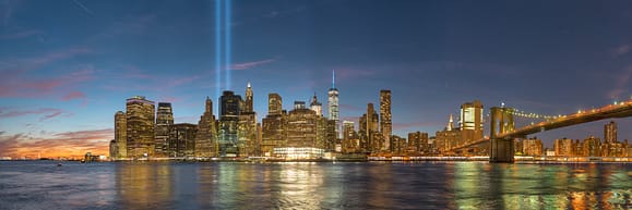 Luces conmemorativas del 9/11 sobre el cielo de Manhattan
