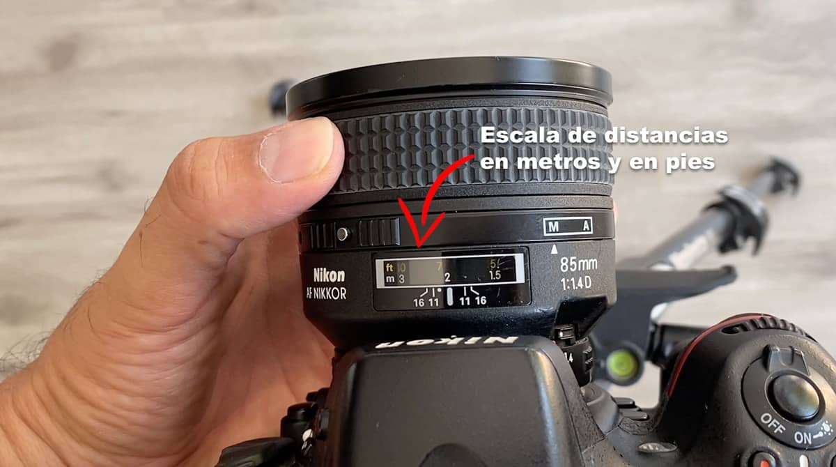 Escala de distancia de enfoque en un lente Nikon 85 mm