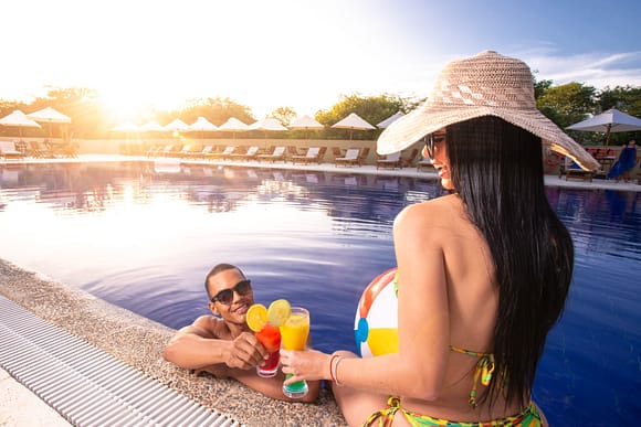 Pareja en piscina de Hotel Waya Guajira