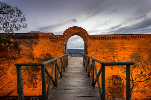 Portal de acceso en Casa de Campo en Villa de Leyva, Colombia.