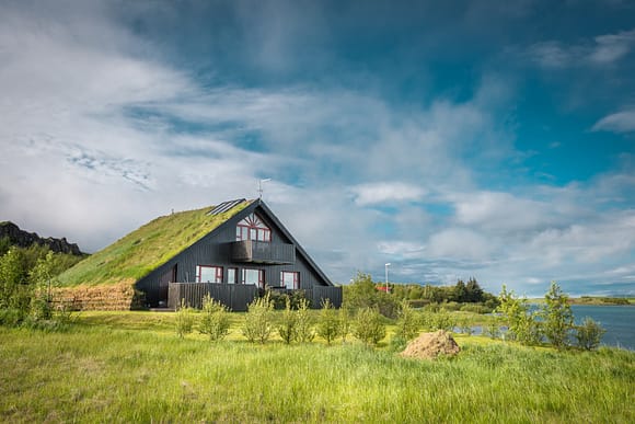 Casa con prado en el techo en Islandia